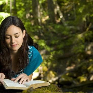 Les démons arrêtent la lecture de la Bible