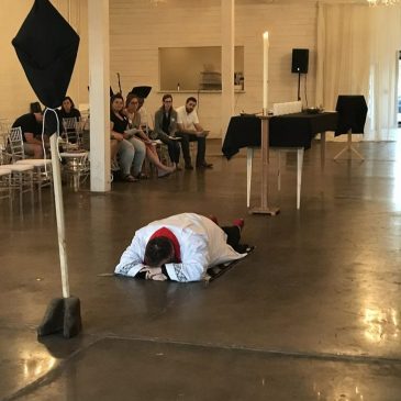 Couché à plat sur le sol, face cachée, est le meilleur culte